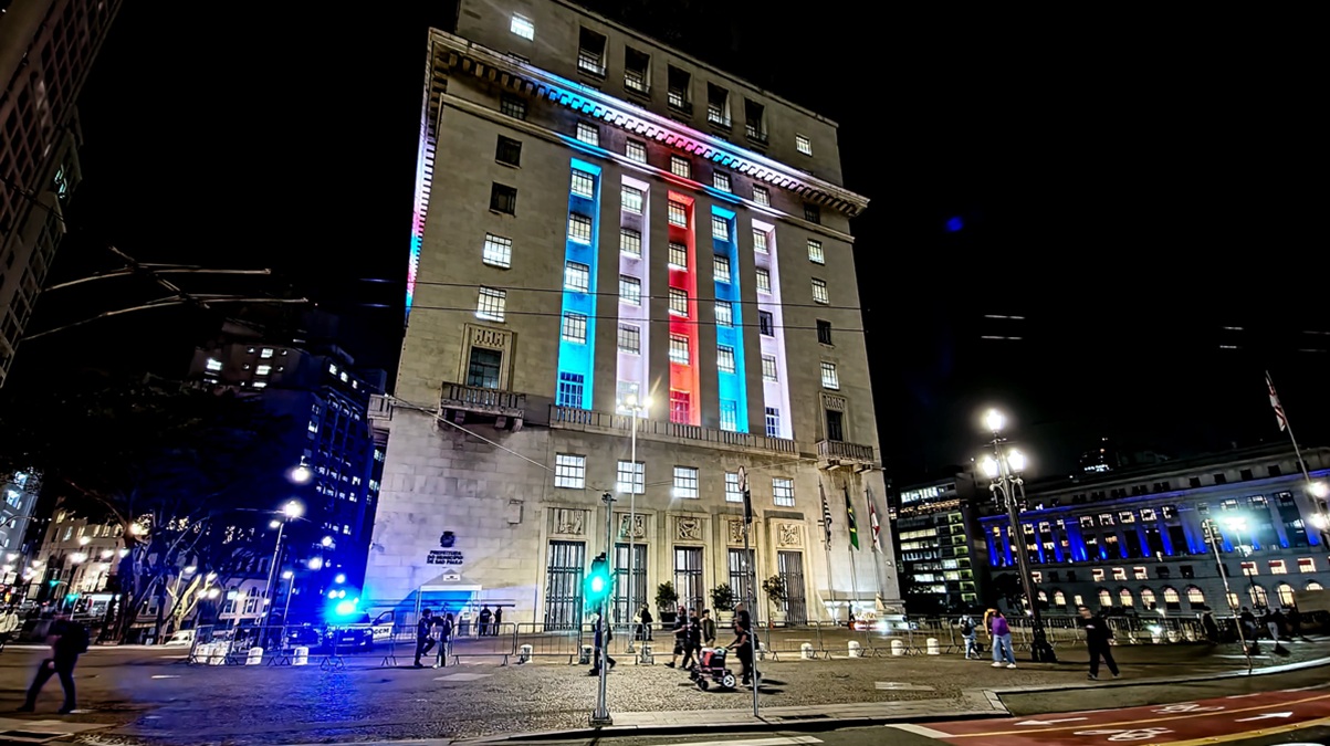 Edifício da Prefeitura de SP recebeu as cores da bandeira da França