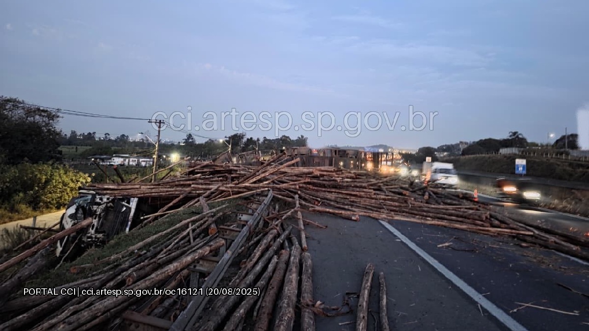Carga ficou espalhada na pista, bloqueando o trânsito