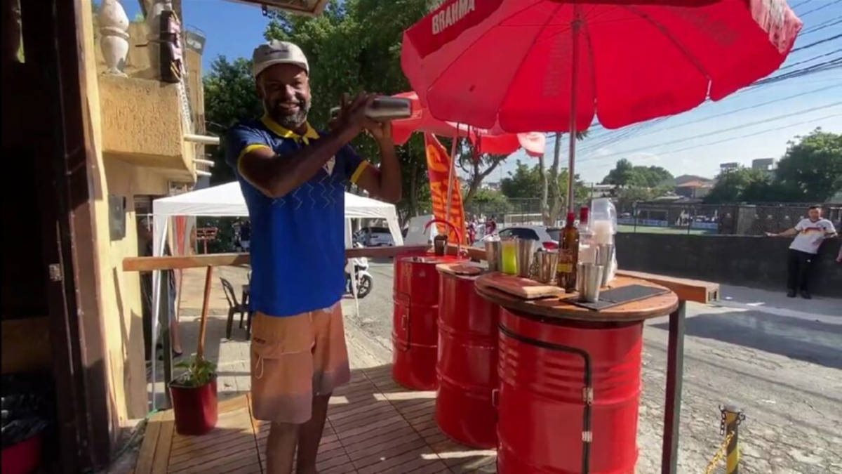Wanderson, conhecido como Caneka preparando um drink para um cliente do camarote da Arena