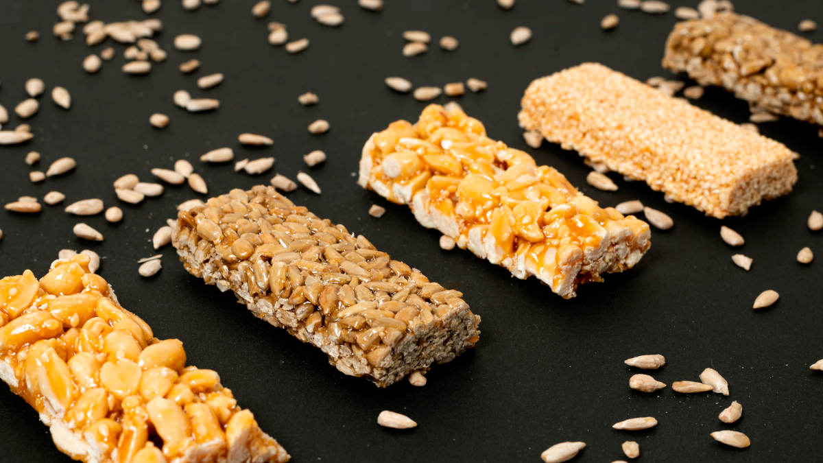  Uma sobremesa saudável e sem culpa: aprenda a fazer as famosas barrinhas de chocolate c