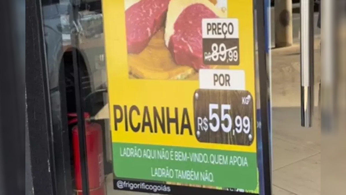 Após denúncia, cartaz é alterado e dono do estabelecimento reage nas redes