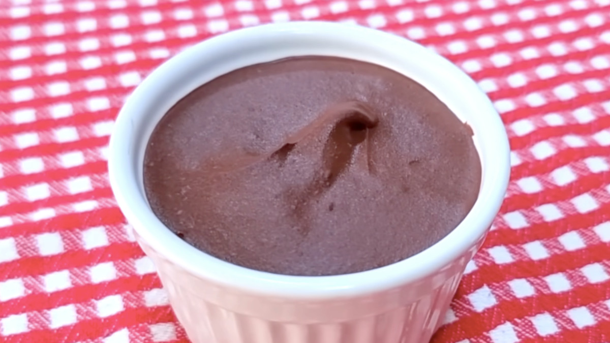 Zero leite, ovos e óleo: doce rápido, nutritivo e leve, com sabor intenso de cacau e preparo só no liquidificador