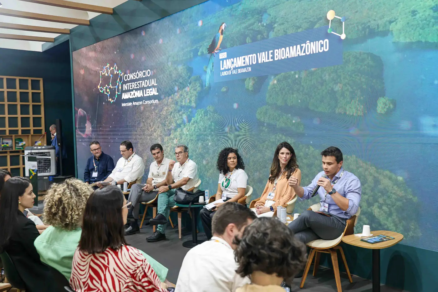 Público, gestores e especialistas acompanham a apresentação com foco em ciência, inclusão produtiva e novas oportunidades para a região amazônica