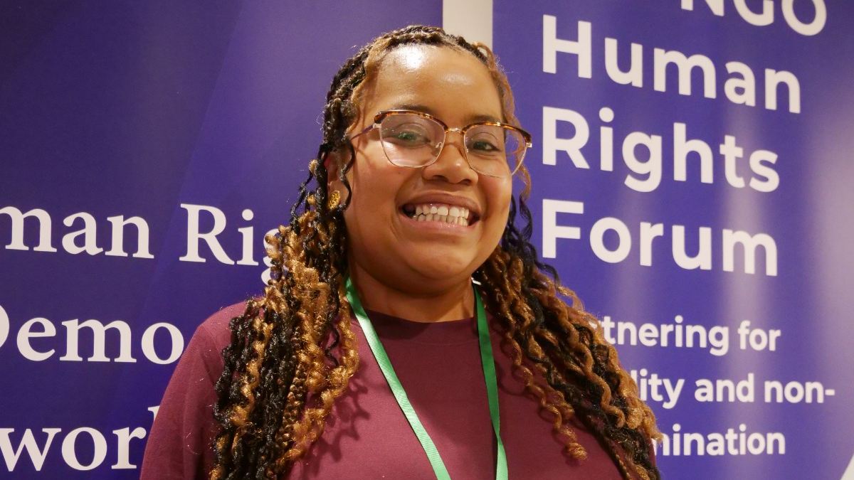 Ativista durante o Fórum de Direitos Humanos em Bruxelas