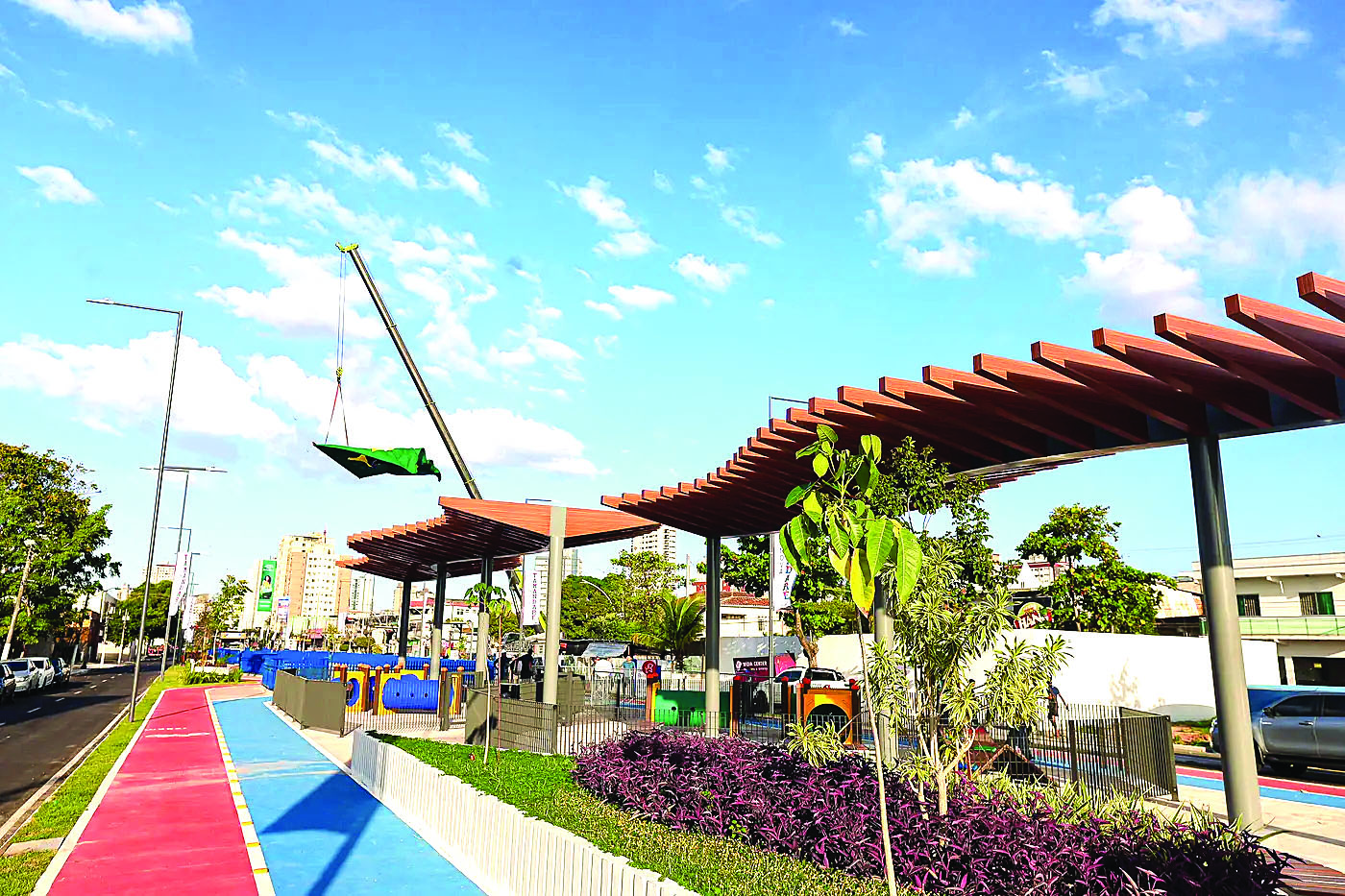 O parque possui quiosques, ciclovia, parque infantil, fonte interativa, parque pet, academia ao ar livre, anfiteatro e áreas para contemplação