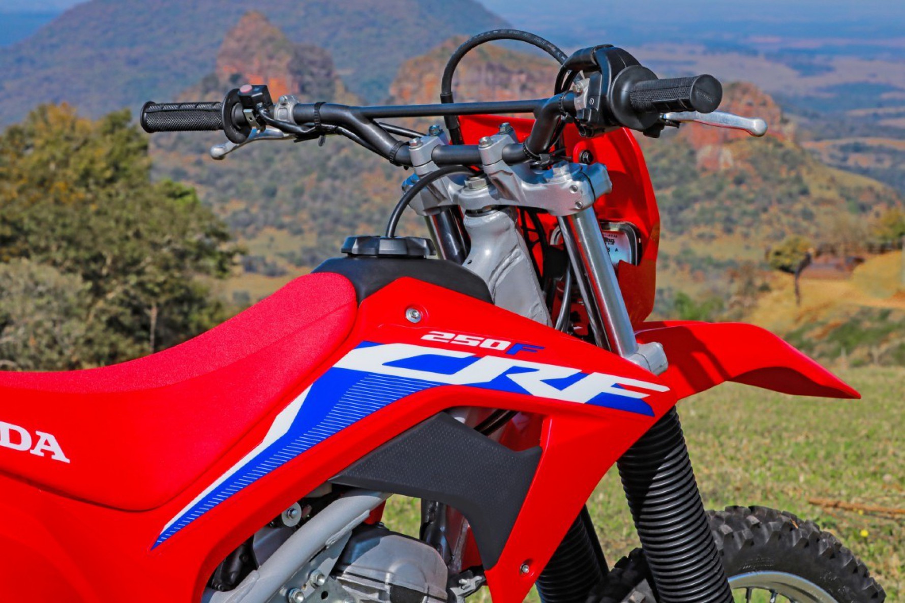 HONDA CRF 250F - Testamos a moto porta de entrada para a emoção do mundo  off-road 