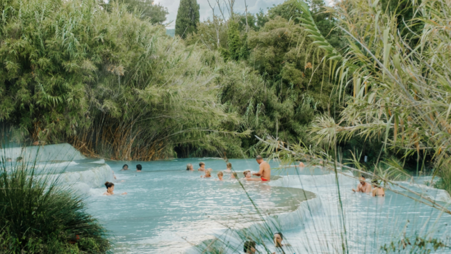 O banho em água quente une paisagem, descanso e sensação de refúgio, um dos principais apelos desse tipo de viagem (Foto: Bruno Pedro / Pexels)
