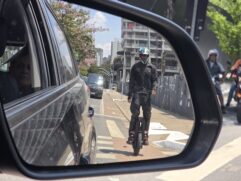 Monociclos elétricos circulando por São Paulo