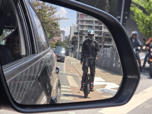 Monociclos elétricos circulando por São Paulo