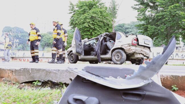 Carro destruído sendo rebocado em avenida de São Paulo