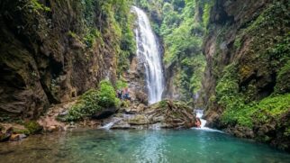 Queda do Meu Deus atrai turistas com poços naturais, banho de cachoeira e ligação com a famosa Caverna do Diabo (Foto: Reprodução YouTube)