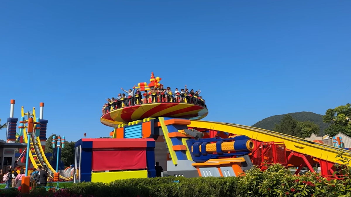 Alguns parques oferecem sistemas de acesso prioritário para visitantes com necessidades de saúde específicas (Reprodução: YouTube)