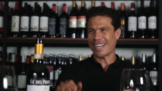 Ex-craque do São Paulo FC hoje divide a rotina entre vinhedos, barris e degustações (Reprodução: YouTube)