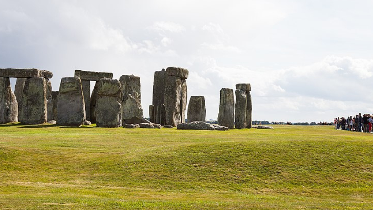 Pesquisadores acreditam que transportar pedras gigantes exigia enorme organização coletiva (Foto: Diego Delso/ Wikimedia Commons)
