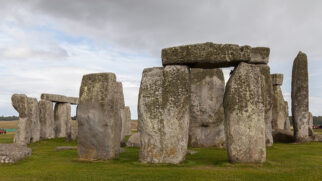 Hipótese sugere que mover pedras gigantes funcionava como símbolo de prestígio e organização social (Foto: Diego Delso/ Wikimedia Commons)