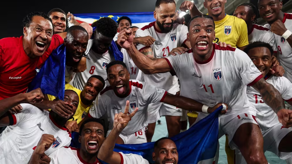 A seleção cabo-verdiana representa uma das menores economias da Copa, mas leva consigo o orgulho de todo um arquipélago africano (Foto: FIFA)