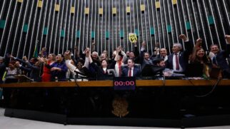 Deputados e deputadas federais comemoram aprovação do fim da escala 6x1