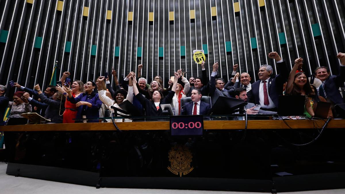 Deputados e deputadas federais comemoram aprovação do fim da escala 6x1