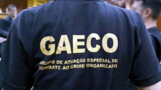 Agente do Gaeco durante operação de combate ao crime organizado em investigação sobre fraudes no setor de combustíveis