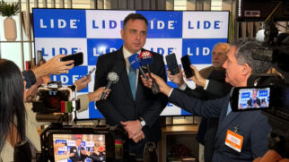 Senador Rodrigo Pacheco cercado pela imprensa e evento da LIDE em São Paulo
