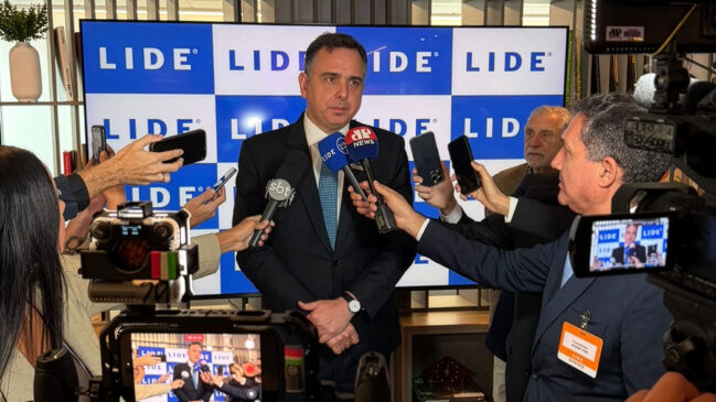 Senador Rodrigo Pacheco cercado pela imprensa e evento da LIDE em São Paulo