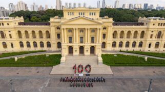 Proprietários de Ducati formam o número 100 em frente ao Museu do Ipiranga