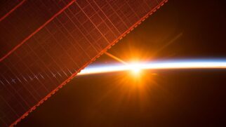 Painéis solares da Estação Espacial Internacional aparecem durante o nascer do Sol em órbita, onde os astronautas veem 16 amanheceres por dia (Foto: NASA / Wikimedia Commons)