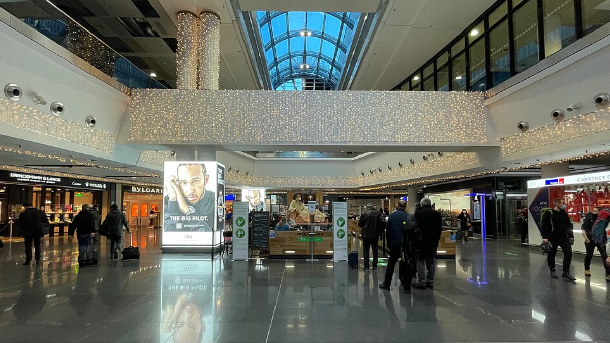 8- O maior aeroporto da Alemanha se destaca pela estrutura moderna e pelas áreas VIP voltadas a conexões internacionais (Foto: MNXANL/ Wikimedia Commons)
