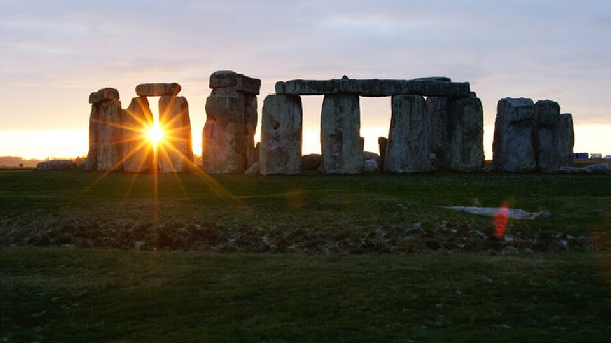 Alinhamento astronômico e demonstração de poder podem coexistir na história de Stonehenge (Foto: Peter Trimming/ Wikimedia Commons)