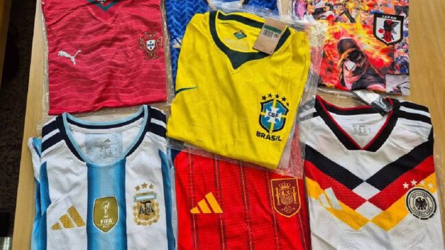 Camisas de seleções colocadas lado a lado.