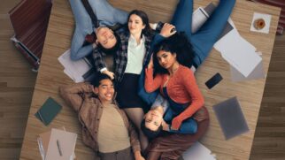 Cinco jovens de 20 anos representando a série Inapropriados para o Trabalho