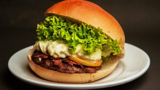 Com pão integral, carne magra e ingredientes frescos, receita fitness de hambúrguer ajuda a reduzir ultraprocessados (Foto: Pexels)
