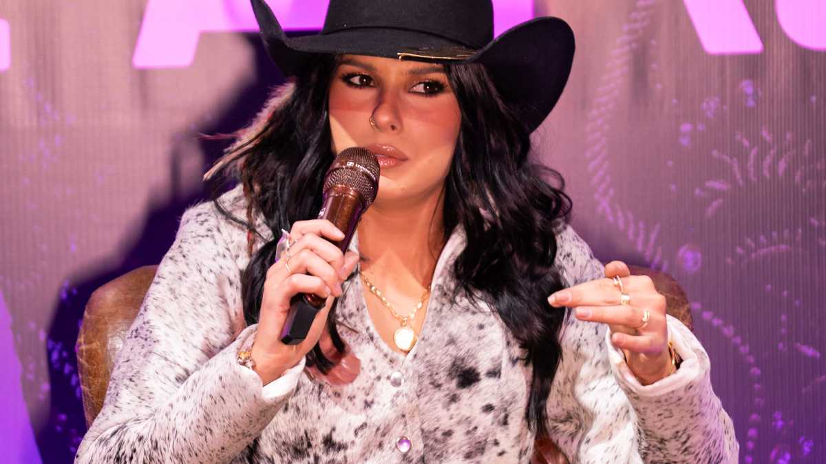 Para a Gazeta, Ana revelou que a palavra que melhor define seu novo álbum é “fogo”. “Esse fogo representa o poder, e é isso que a gente quer trazer para o público com Fire Arena”, disse