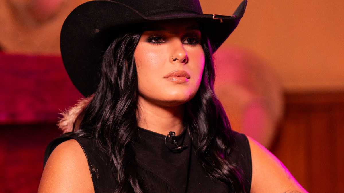 Sobre suas músicas favoritas do álbum, Ana destacou “É que eu não te esqueci”, canção que considera mais madura e sensual. “É algo que eu nunca tinha gravado antes, e eu estava junto na composição, então ela é bem especial para mim”
