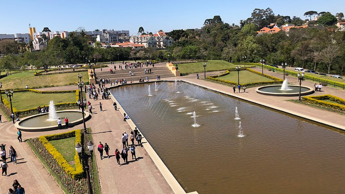 3°- Curitiba se destaca pela combinação entre tecnologia, sustentabilidade e desenvolvimento urbano inovador (Foto: Pedu0303/ Wikimedia Commons)