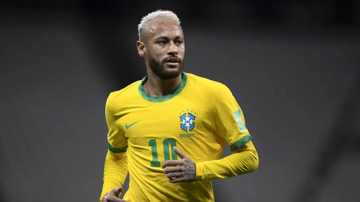 Neymar em partida pela seleção brasileira de uniforme e em campo