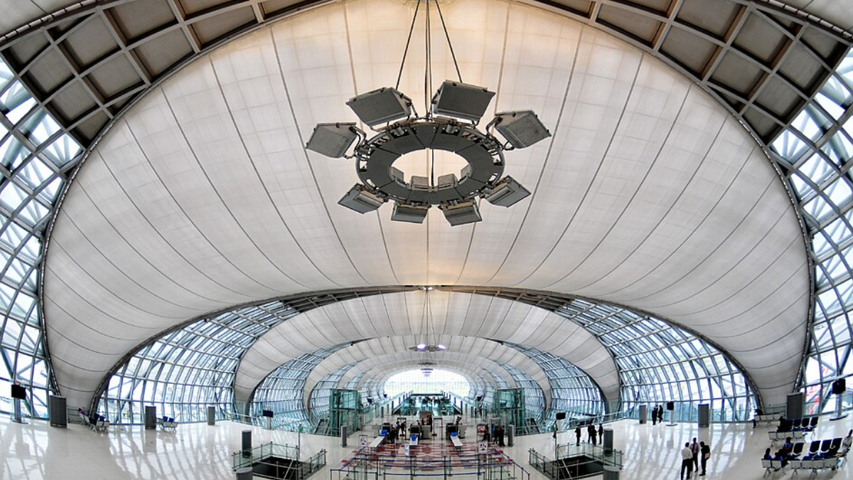 6- O principal aeroporto da Tailândia combina modernidade, conforto e experiências premium para viajantes (Foto: Roger Price/ Wikimedia Commons)