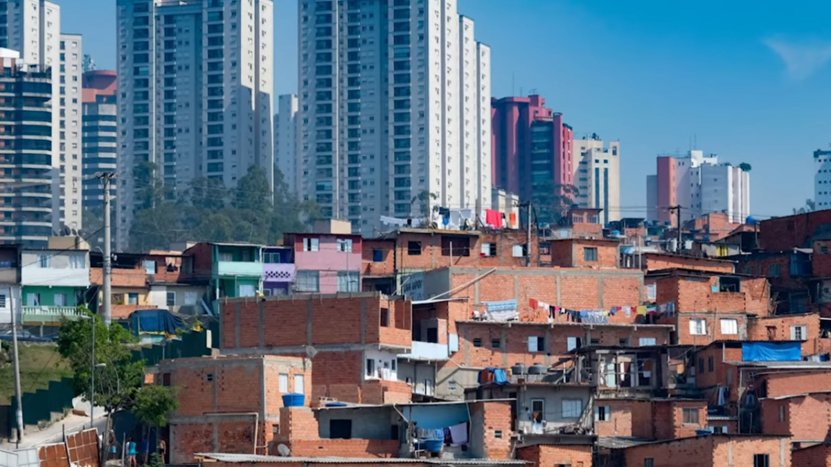 Apesar do avanço no IDH, relatório aponta desigualdades sociais e regionais persistentes (Reprodução: YouTube)