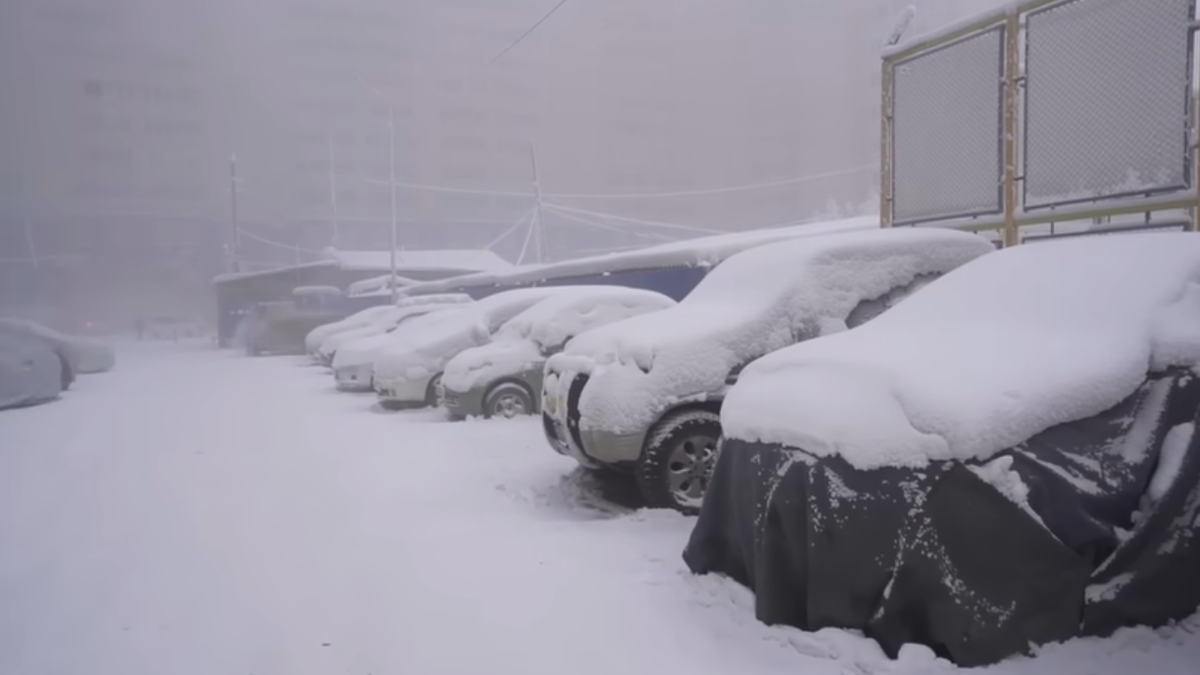 • Yakutsk enfrenta invernos tão rigorosos que carros precisam ficar ligados para não congelarem (Reprodução: YouTube)