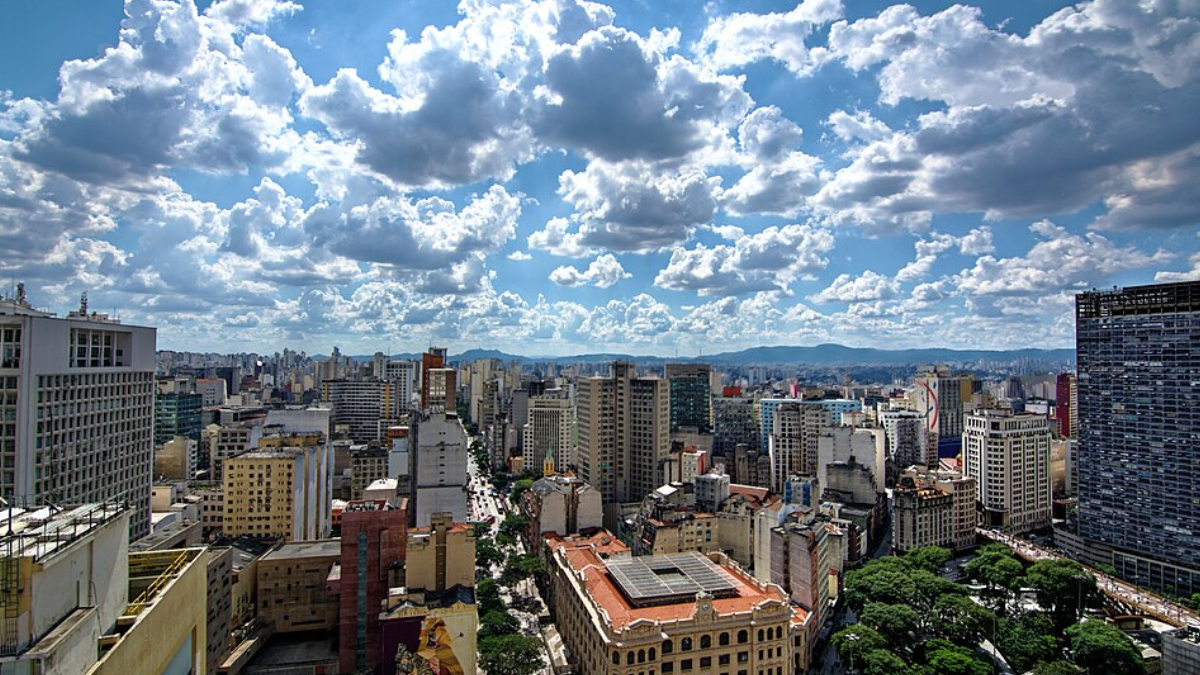 Brasil alcança melhor índice da história e passa a integrar categoria de “muito alto desenvolvimento humano” (Foto: Slyronit/ Wikimedia Commons)