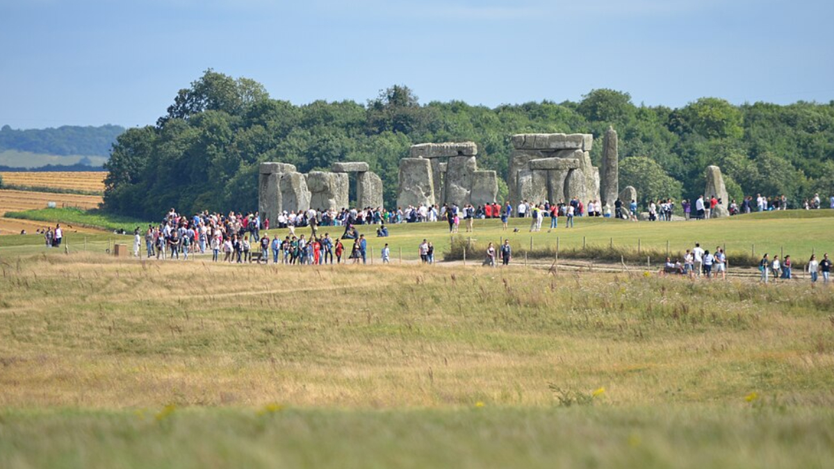 Estrutura localizada no sul da Inglaterra segue cercada de mistérios arqueológicos (Foto: Steven Lek/ Wikimedia Commons)