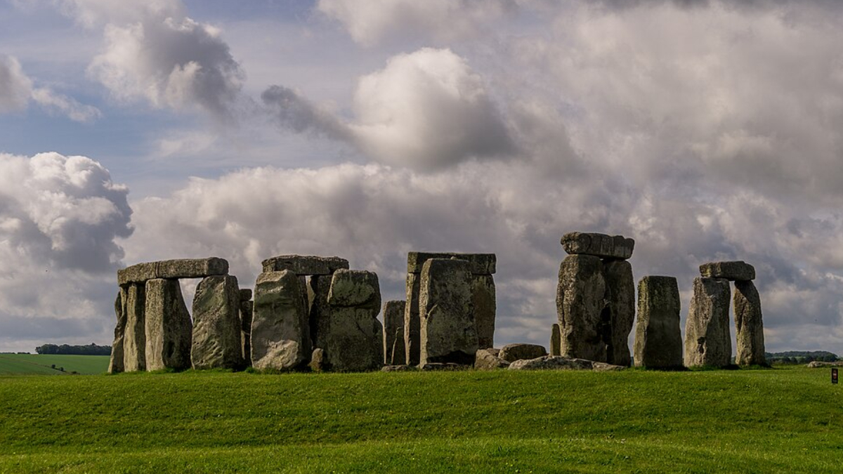 Stonehenge é considerado um dos monumentos pré-históricos mais famosos do mundo (Foto: Sumit Surai/ Wikimedia Commons)