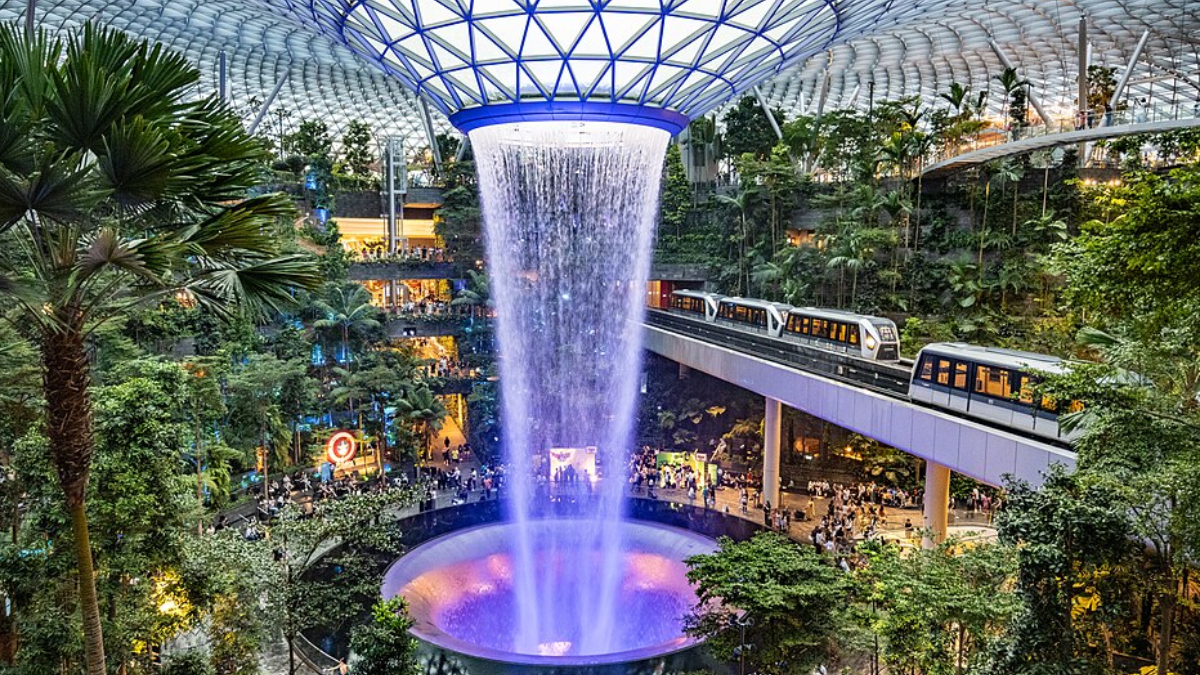 5- A famosa cachoeira indoor e os jardins internos transformaram o aeroporto de Singapura em atração turística mundial (Foto: Takeshi Aida/ Wikimedia Commons)