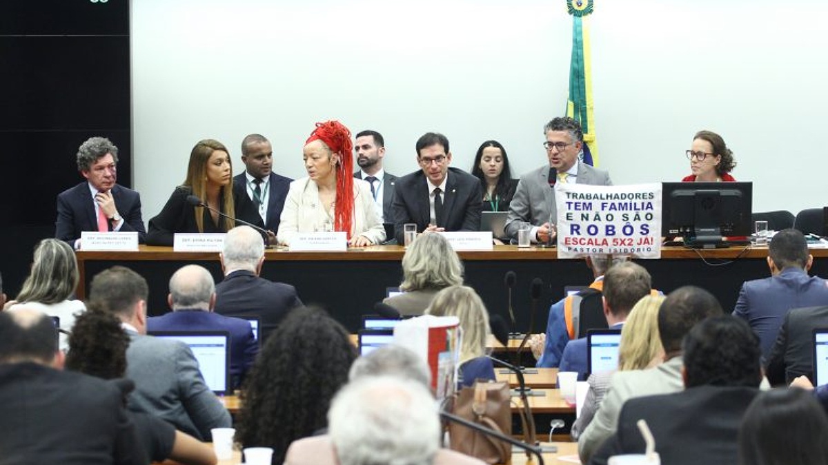 Reunião da Comissão Especial sobre o Fim da Escala 6x1, com parlamentares no recinto