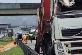 Acidente com caminhão na rodovia dos imigrantes