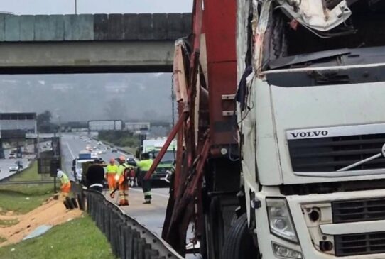 Acidente com caminhão na rodovia dos imigrantes