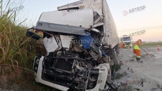 Caminhão destruído após colisão com carreta na Rodovia dos Bandeirantes, em Limeira