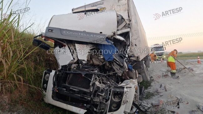 Caminhão destruído após colisão com carreta na Rodovia dos Bandeirantes, em Limeira