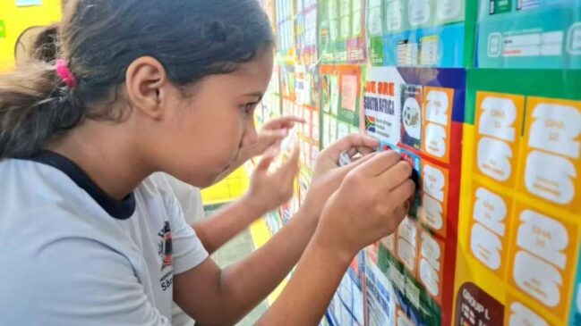 Escola de São Vicente transforma álbum da Copa em mural e une 350 alunos no pátio. (Foto: Divulgação/Prefeitura de São Vicente)