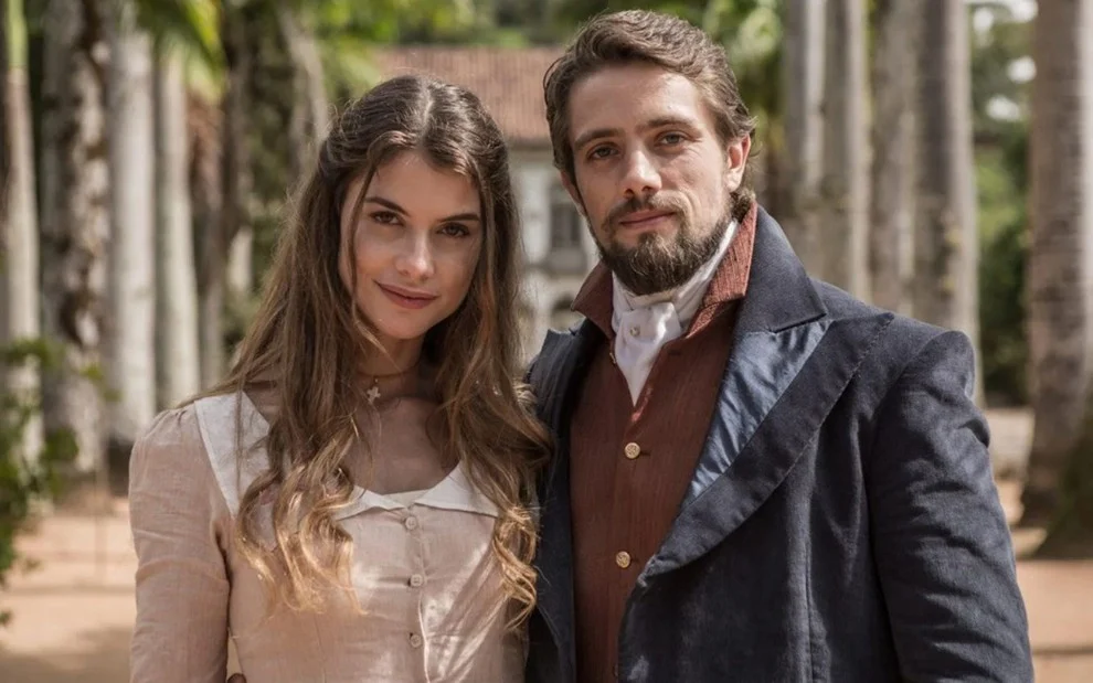 Lívia e Felipe, o casal principal da novela Além do Tempo